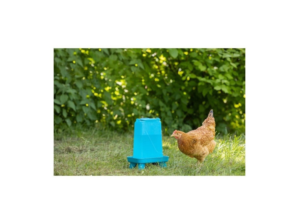 Scobax Plastová napáječka s nožičkami 5.5 L, více barev