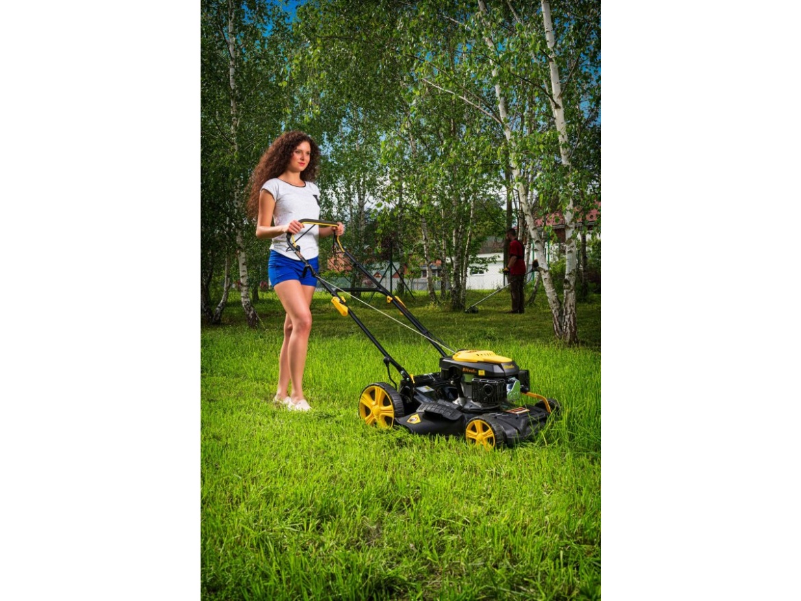 Multifunkční travní sekačka 4 v 1 s benzinovým motorem a pojezdem Riwall PRO RPM 5135