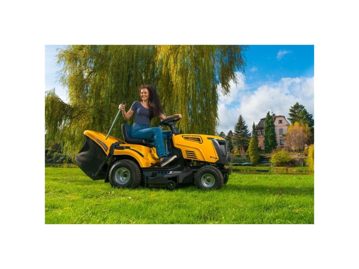 102 cm-es kéthengeres fűnyíró traktor hátsó kidobással és hidrosztatikus sebességváltóval Riwall PRO RLT 102 HRD TWIN