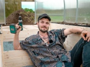 Zapuštěná ulička ve skleníku: konec hrbení