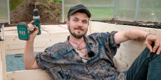 Zapuštěná ulička ve skleníku: konec hrbení