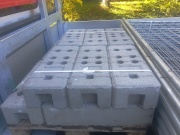 Betónový podstavec mobilného panelu Arepo