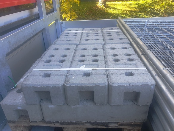 Betónový podstavec mobilného panelu Arepo