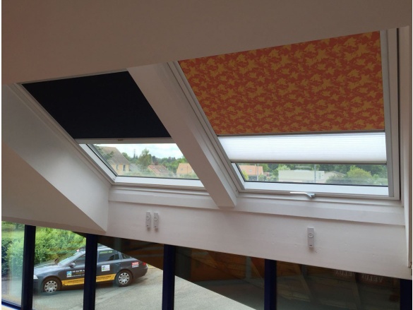 Žaluzie pro střešní okna se solárním dálkovým ovládáním Velux DSL B