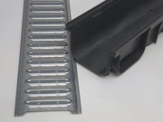 Covernit Plastový odtokový žlab A15 s pozinkovanou mříží (set 3 ks)