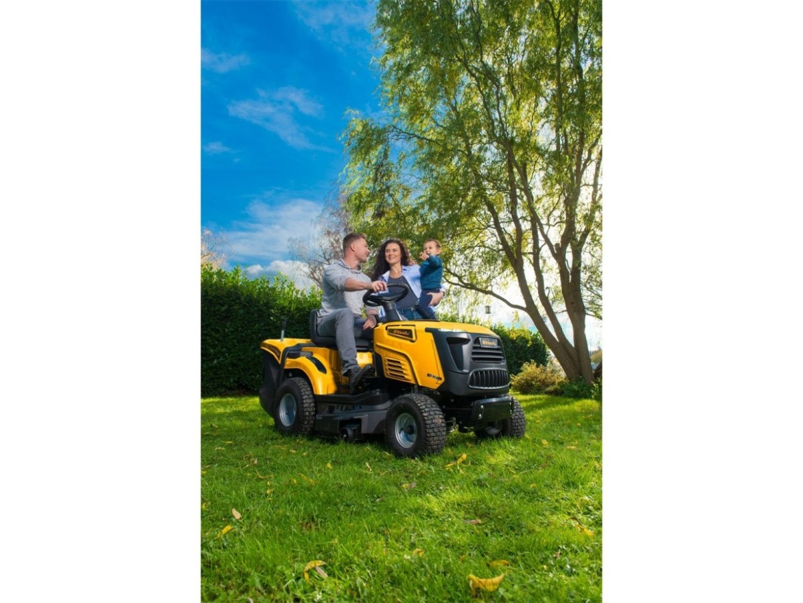 92 cm-es fűnyíró traktor hátsó kidobással és hidrosztatikus sebességváltóval Riwall PRO RLT 92 HRD