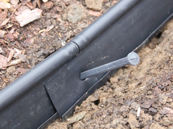 Kolík pre záhradný obrubník Lanit Plast Kolík obrubník 1ks – kopie