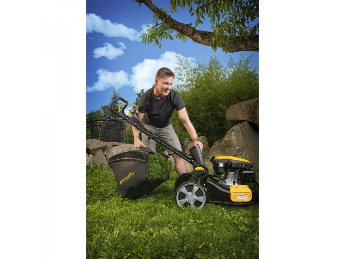 Multifunkční travní sekačka 4 v 1 s benzinovým motorem a variabilním pojezdem Riwall PRO RPM 5155 V PRO