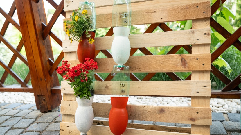 10 tipov na využitie PET fliaš v záhrade