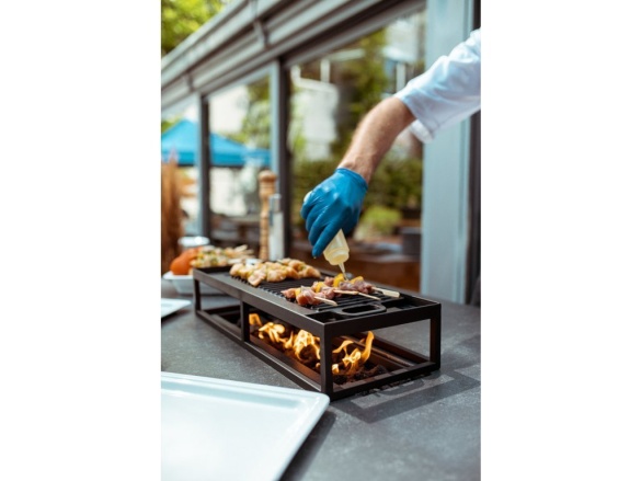 Litinová pánev s podstavcem MAX