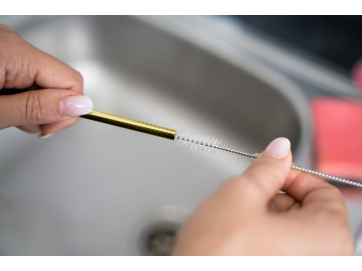 G21 Kovová brčka  BeEco Party 6 ks mix barev, zahnutá + kartáček na čištění