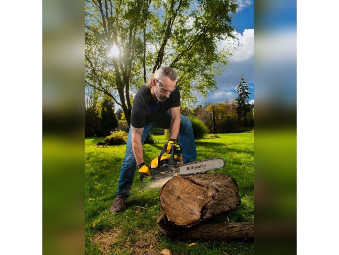 Řetězová pila s benzinovým motorem 49 ccm + náhradní řetěz + rukavice + ochranné brýle Riwall PRO RPCS 5140 SET