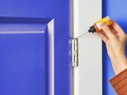 WD-40 nefunguje. Jak na vrzající dveře?