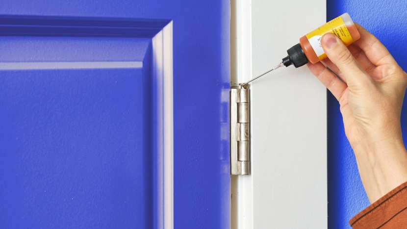 WD-40 nefunguje. Jak na vrzající dveře?