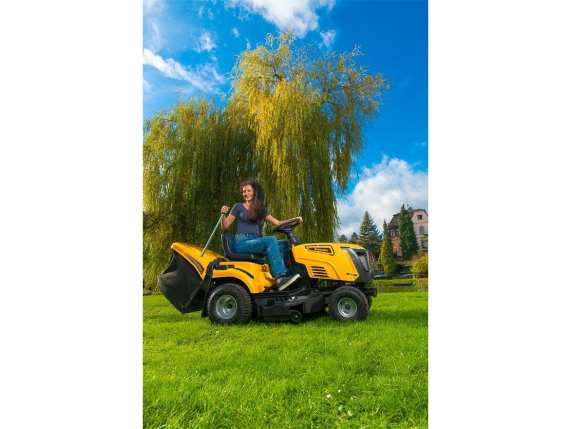 Trávny traktor 92 cm so zadným vyhadzovaním a mechanickou prevodovkou Riwall PRO RLT 92 TRD