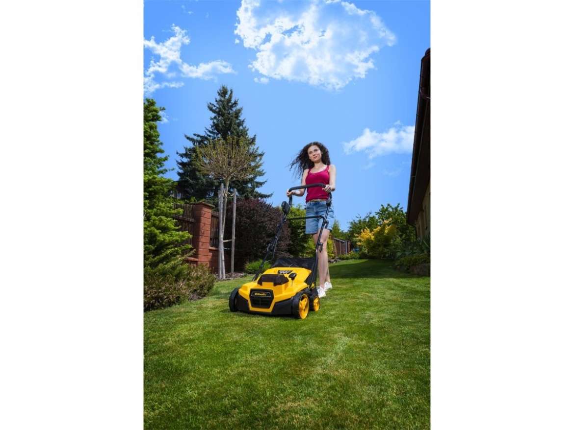 Aku travní provzdušňovač 2x20 V (bez baterie a nabíječky) Riwall PRO RAV 3820i