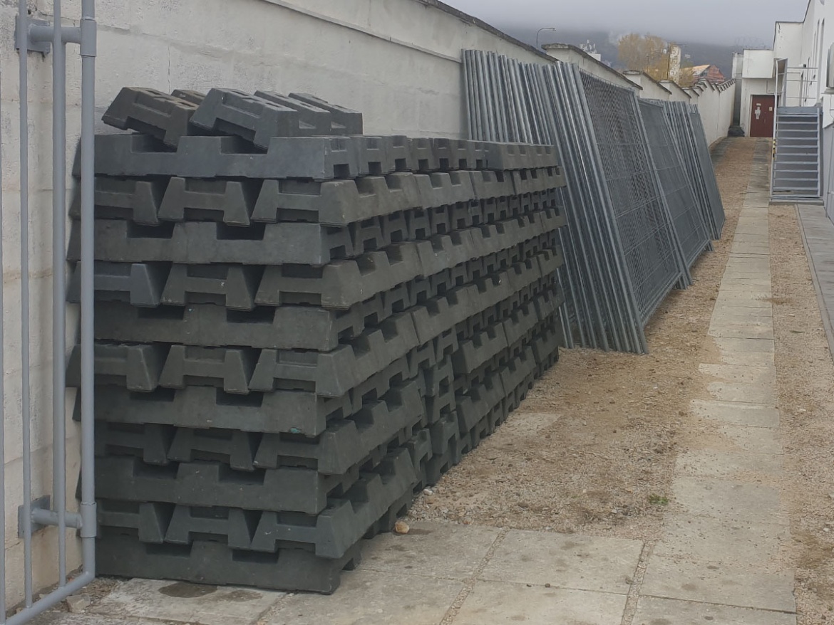 Plastový podstavec Arepo