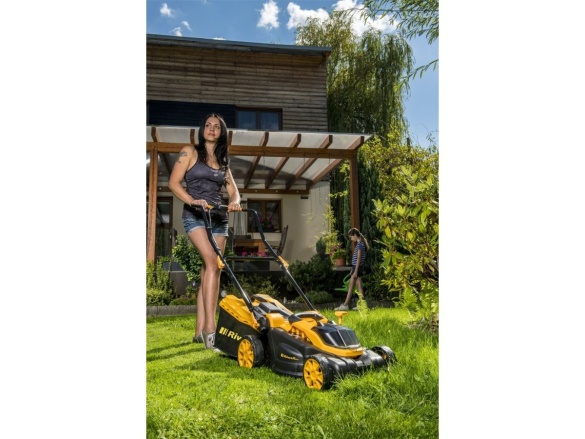 Akkus fűnyíró + 2 db 4 Ah-s akkumulátor + 2 db 20 V-os töltő Riwall PRO RALM 3820 SET