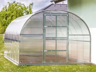 Na podmurovku –  Gardentec Classic 8 x 3 m, polykarbonát 4 mm