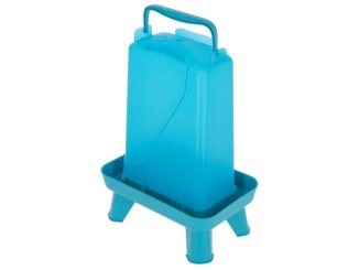 Klobúkové – Scobax Plastová napáječka s nožičkami 5.5 L, více barev