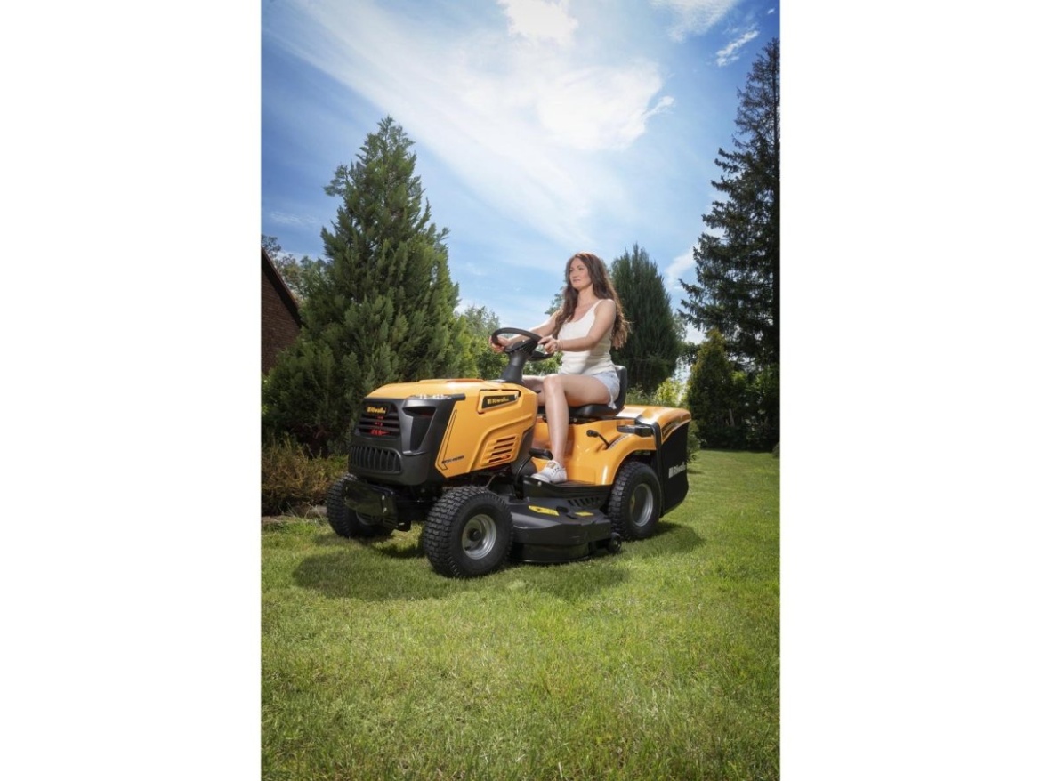 92 cm-es fűnyíró traktor hátsó kidobással és mechanikus sebességváltóval Riwall PRO RLT 92 TRD