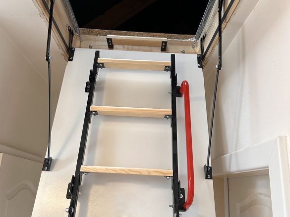 Montáže podkrovných schodov