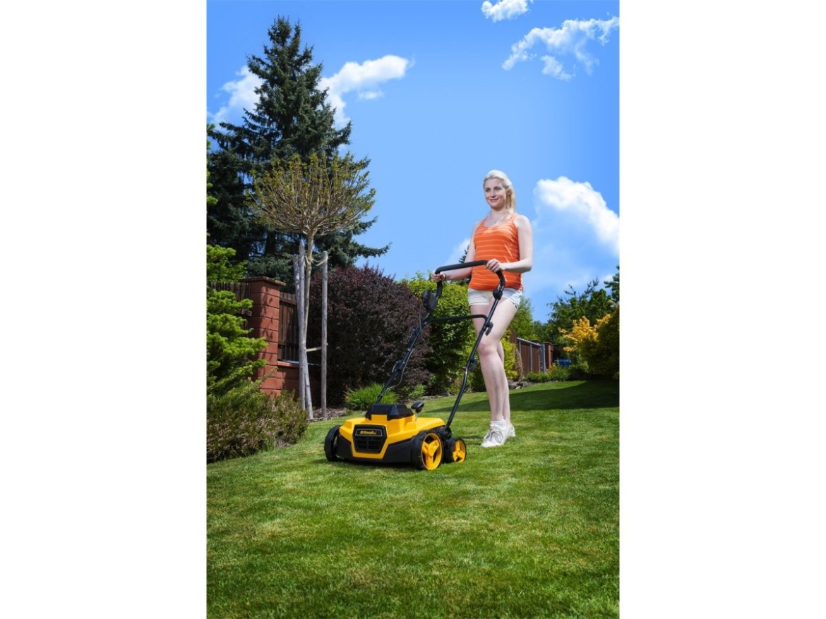 Aku travní provzdušňovač 2x20 V (bez baterie a nabíječky) Riwall PRO RAV 3820i