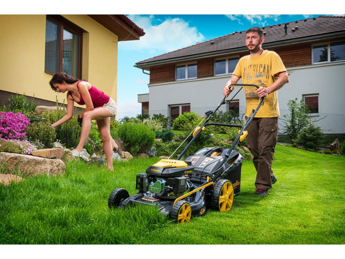 Multifunkční travní sekačka 4 v 1 s benzinovým motorem a pojezdem Riwall PRO RPM 5135