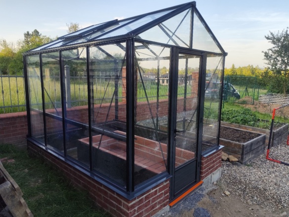 Profesionální montáže skleníků na klíč