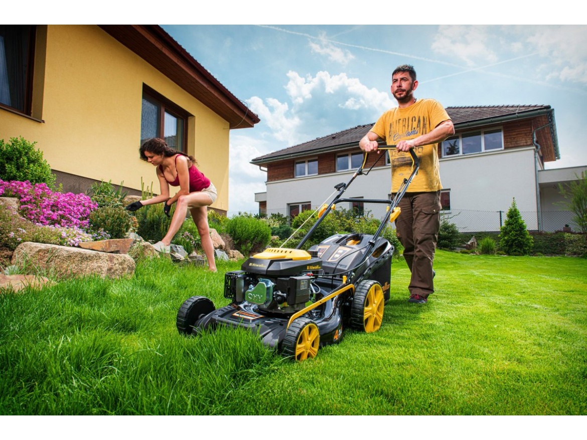 Multifunkční travní sekačka 4 v 1 s benzinovým motorem a pojezdem Riwall PRO RPM 5135