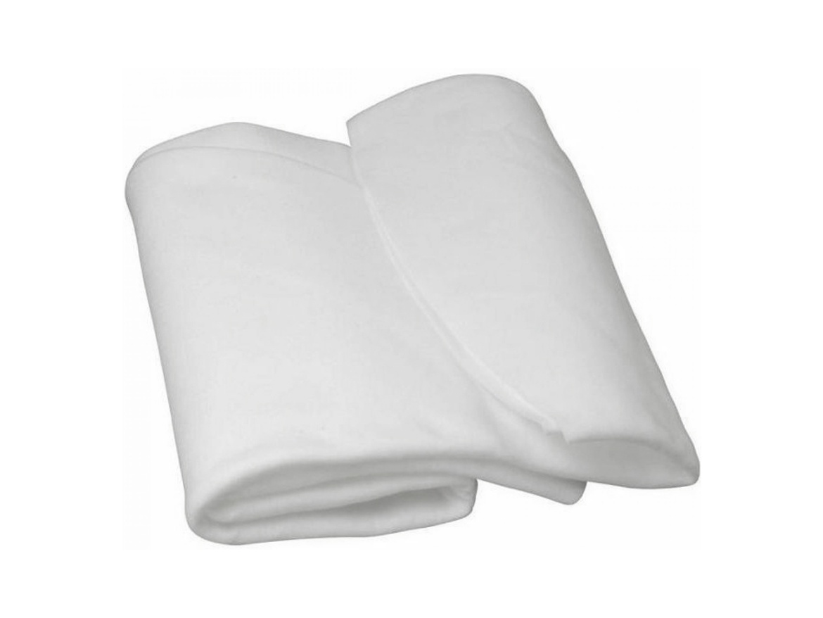 Párnák a medence alatt