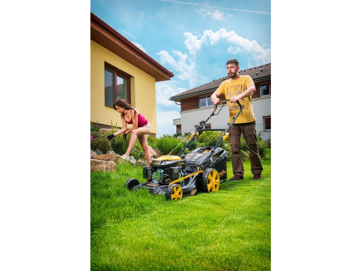 Multifunkční travní sekačka 4 v 1 s benzinovým motorem a pojezdem Riwall PRO RPM 5135