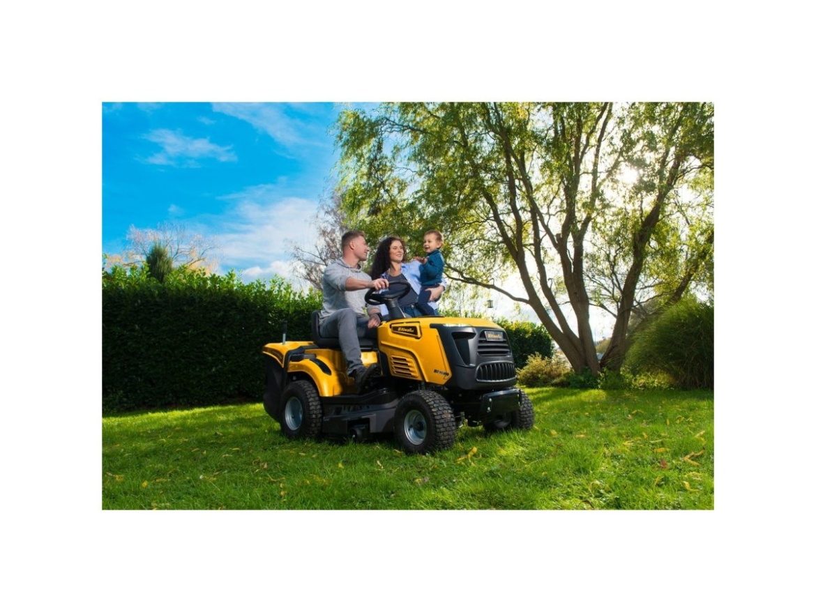 Dvouválcový travní traktor 102 cm se zadním výhozem a hydrostatickou převodovkou Riwall PRO RLT 102 HRD TWIN