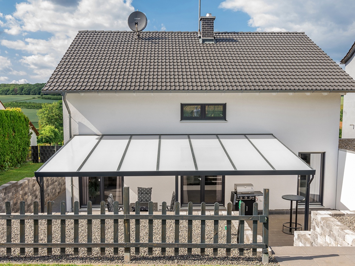 Hliníková pergola - čirý / bílá konstrukce Gutta Terrassendach Premium