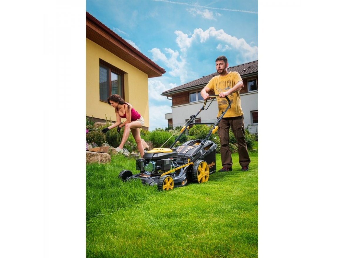 Multifunkční travní sekačka 4 v 1 s benzinovým motorem a pojezdem Riwall PRO RPM 5135