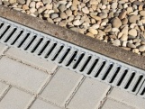 Plastový odtokový žlab s pozinkovanou mříží Covernit A15