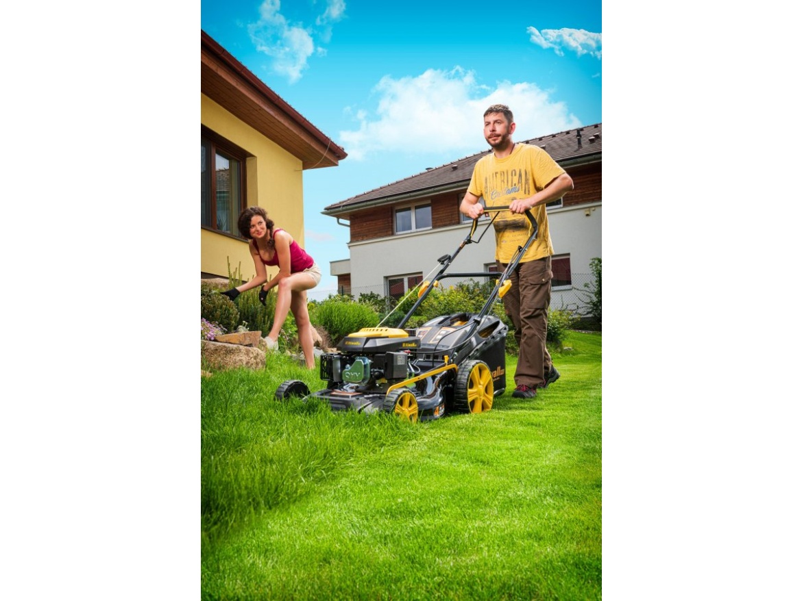 Multifunkční travní sekačka 4 v 1 s benzinovým motorem a pojezdem Riwall PRO RPM 5135