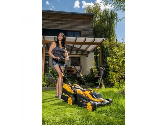 Akkus fűnyíró 2 x 20 V + 2 x 4 Ah akkumulátor + 2 x 2,4 A töltő Riwall PRO RALM 3820 SET