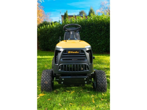 Trávny traktor 92 cm so zadným vyhadzovaním a mechanickou prevodovkou Riwall PRO RLT 92 TRD