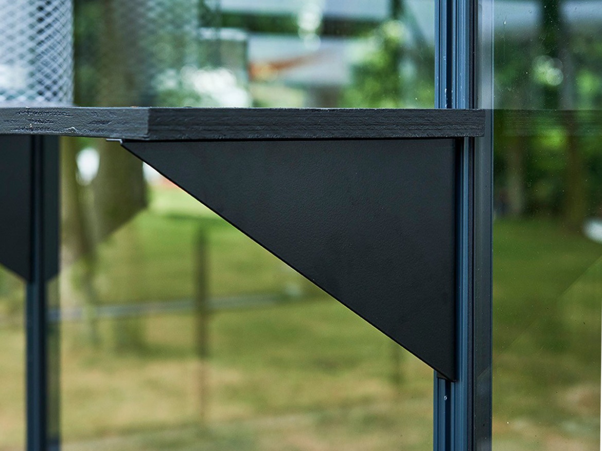 Juliana Konzoly na police